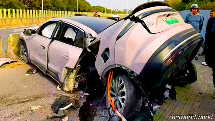 Электромобиль Nio раскололся, словно консервная банка тунца, в странной аварии | Carscoops